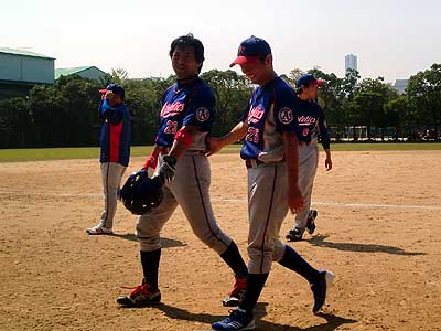 押し出し死球でサヨナラ勝ち、リーグ優勝をかけて最終戦へ 写真1